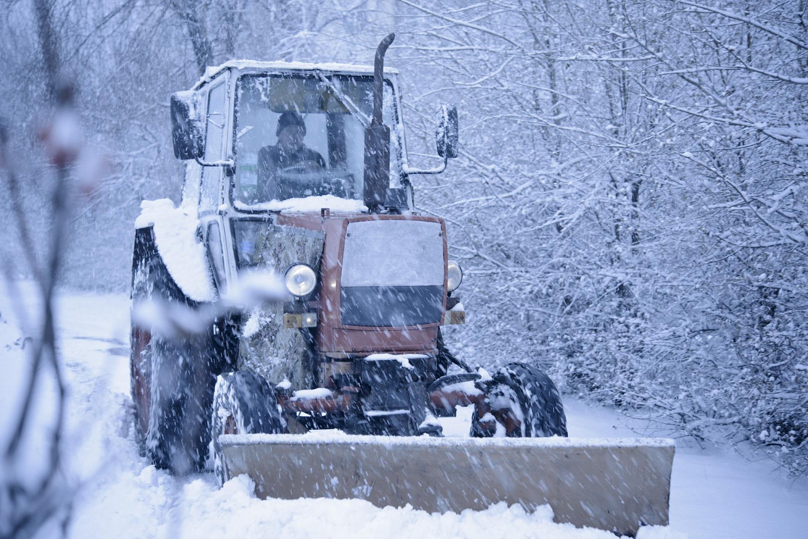 Трактор зимой. Трактор снег. Трактор для чистки снега. Трактор убирает снег. Чистить снег в деревне